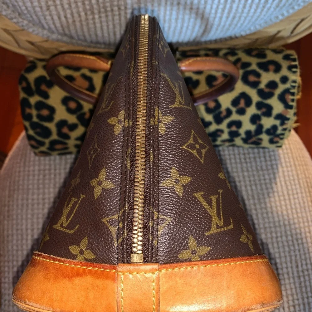Louis Vuitton Alma Handbag - Picture 3 of 12